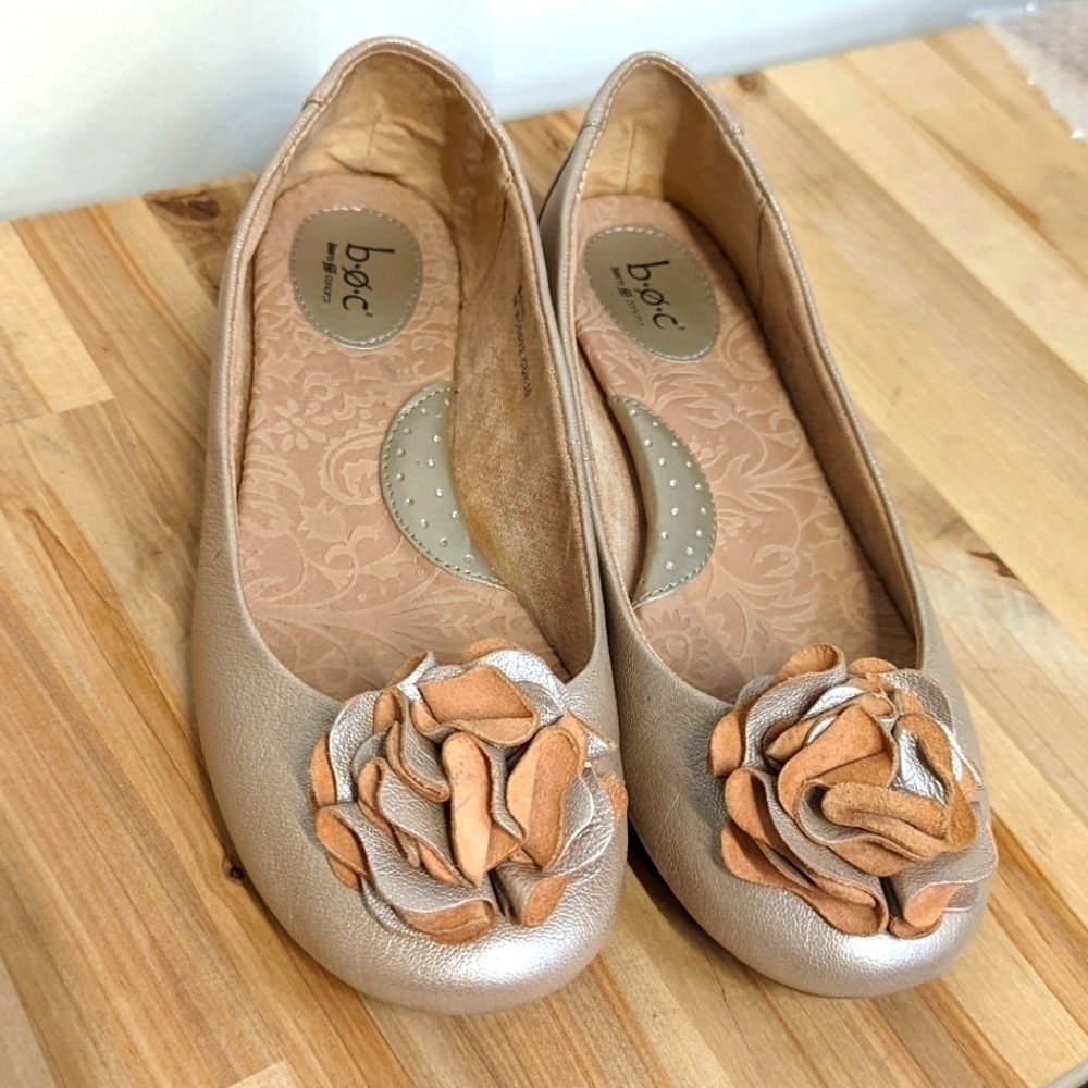 BORN Concepts BOC Ballerina Flats in light metallic gold with 3D Flowers 8.5